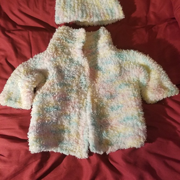 Baby sweater and matching hat - hand knitted. - Picture 4 of 4